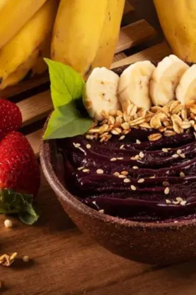 Imagem de açaí na tigela com textura cremosa, representado pela Sasy.