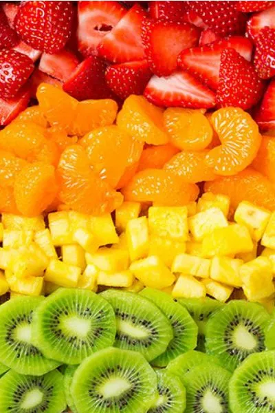 Imagem de frutas variadas descascadas e prontas para consumo ou preparo.