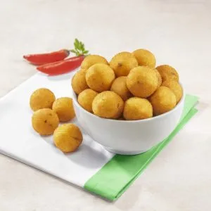 Imagem de mini bolinho de aipim dourado, crocante por fora, ideal para porções e eventos.